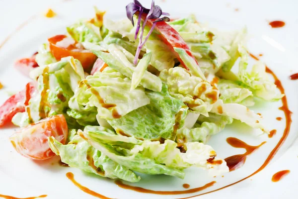 Leckerer Salat mit Hühnchen — Stockfoto