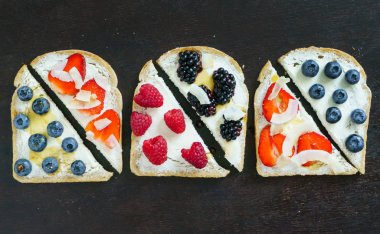 kremsi kahvaltı tost çilek ile