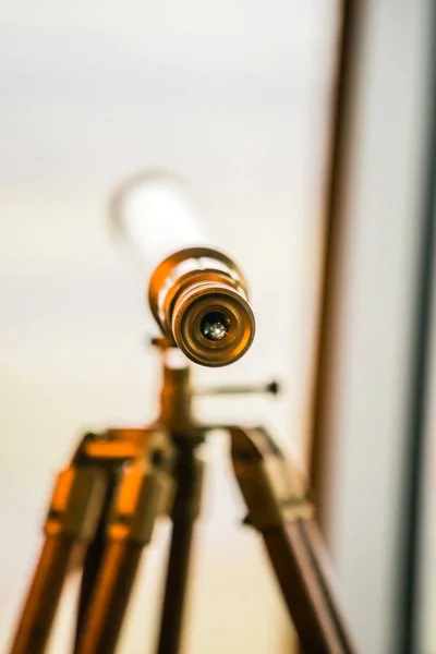 Vintage Spyglass am Fenster — Stockfoto