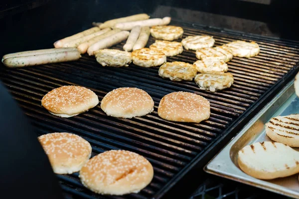 Burgers cooking on grill — Stock Photo, Image