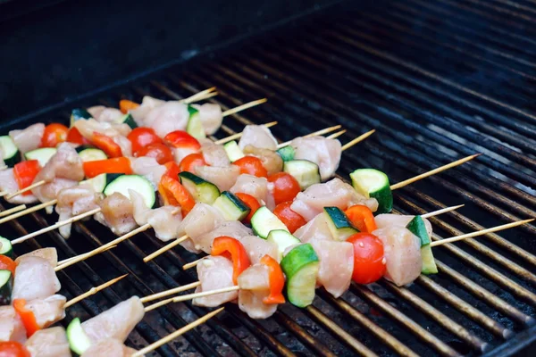 Brochetas crudas asar al aire libre —  Fotos de Stock