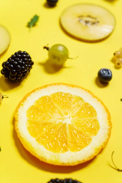 Frutas em fatias maduras — Fotografia de Stock