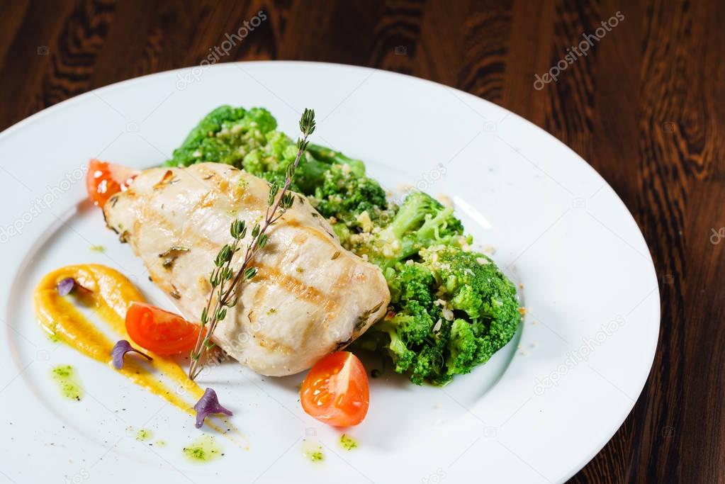 Grilled chicken with vegetables