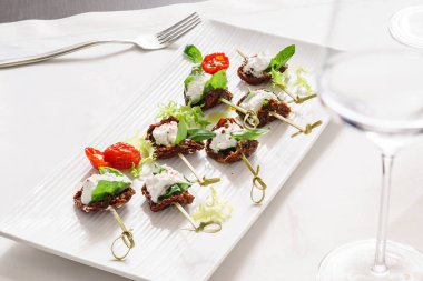 plaka üzerinde lezzetli kanepe