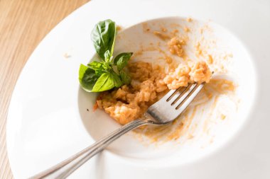 Domates ile lezzetli risotto 