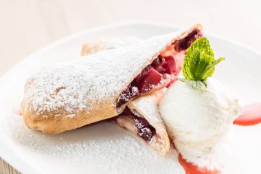 Tatlı vişne strudel