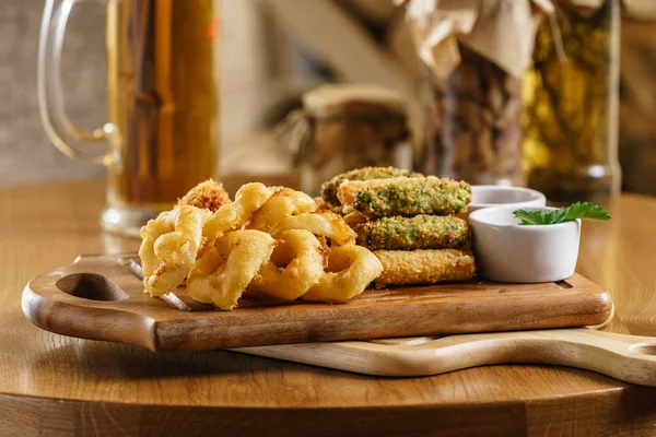 Delicioso aperitivo en el bar — Foto de Stock