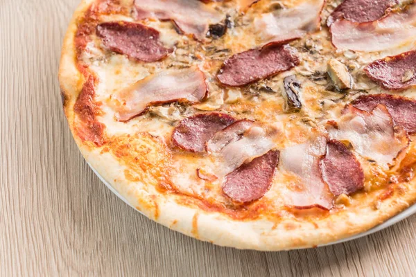 Smakelijk zelfgemaakte pizza — Stockfoto