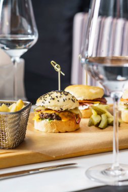 lezzetli hamburger patates kızartması ile
