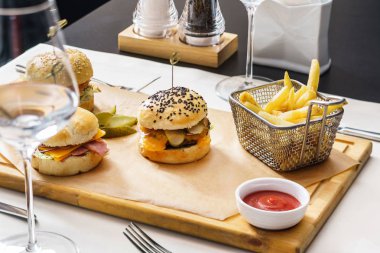 lezzetli hamburger patates kızartması ile