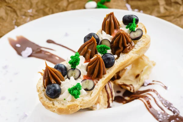 Delicious sweet eclair with berries — Stock Photo, Image