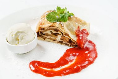Elmalı turta ve dondurma.