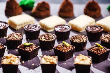 Çeşitler çikolata tatlılar