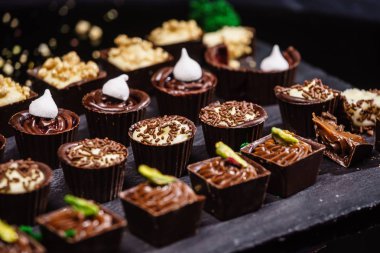 Çeşitler çikolata tatlılar