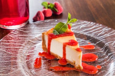 çilek ile lezzetli peynirli kek