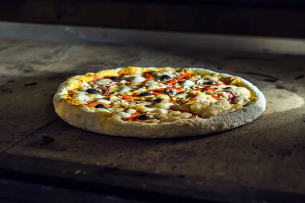 Pizza recién horneada — Foto de Stock