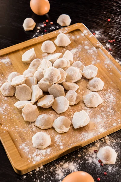 Råa dumplings med kött — Stockfoto