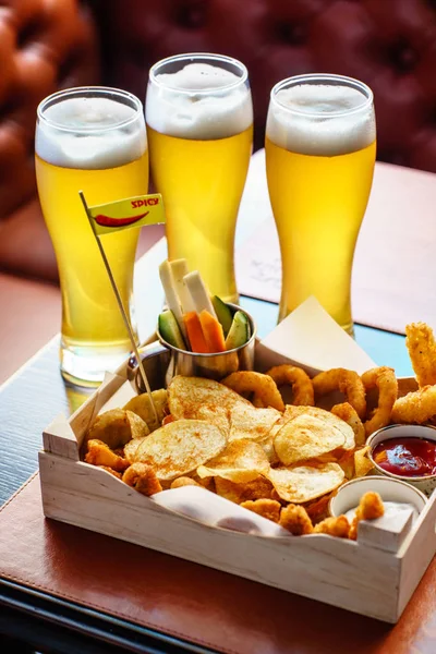 Aperitivo plato de cerveza en la cafetería — Foto de Stock