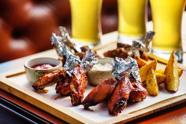 Buffalo wings met bier — Stockfoto