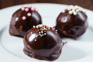 Beyaz plaka üzerinde çikolata topları