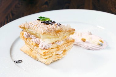 Kremalı puf böreği