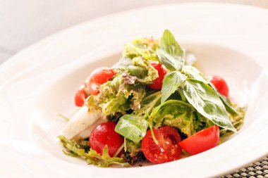 Peynirli sebze salatası