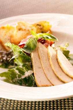 Tavuklu Sezar salatası