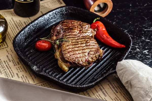 Steak panggang dengan lada dan tomat — Stok Foto