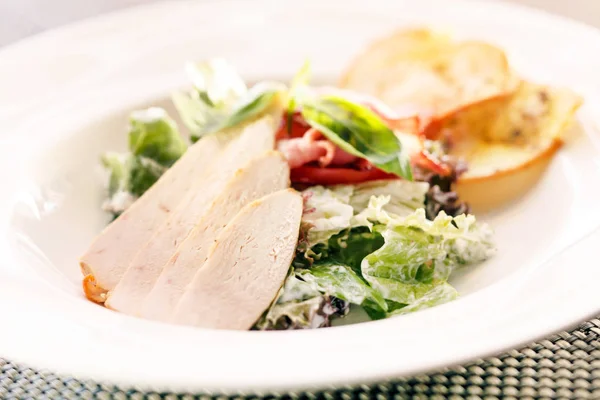 Caesar-Salat mit Huhn — Stockfoto