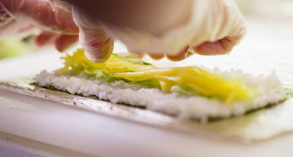 Chef haciendo sushi — Foto de Stock