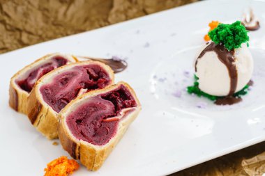 Dondurmalı vişneli turta.