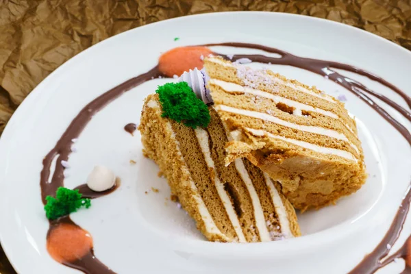 Dos rebanadas de pastel de miel —  Fotos de Stock