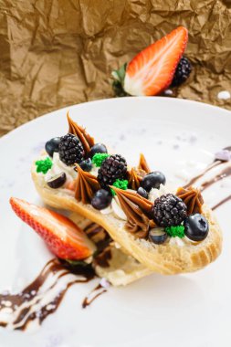 çilek ile Fransız pasta