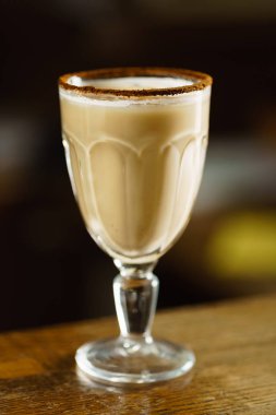 Bardakta buzlu kahve.