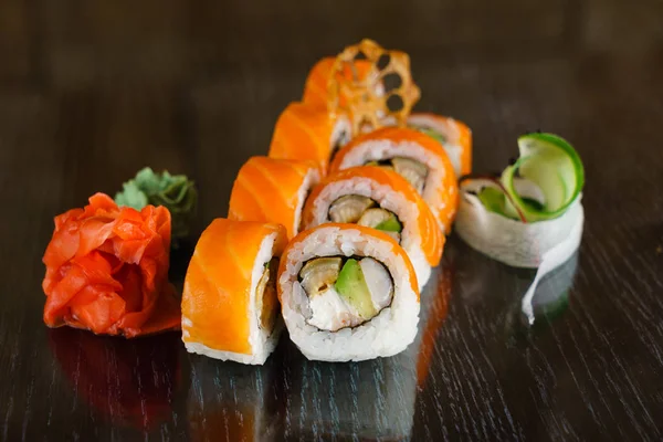 Saborosos rolos de sushi — Fotografia de Stock