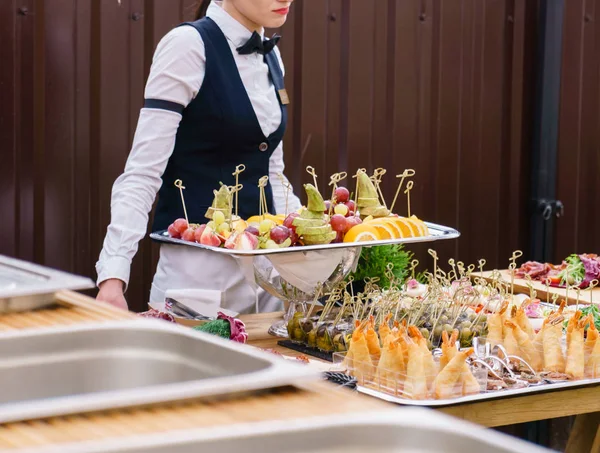 Mâncare de catering. aperitive pe farfurii — Fotografie, imagine de stoc