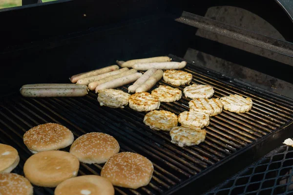 Gegrilde hamburgers voor hamburger of broodje — Stockfoto