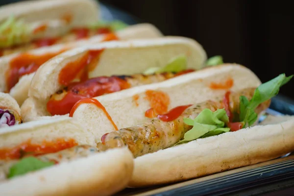 Hot dog sul vassoio — Foto Stock