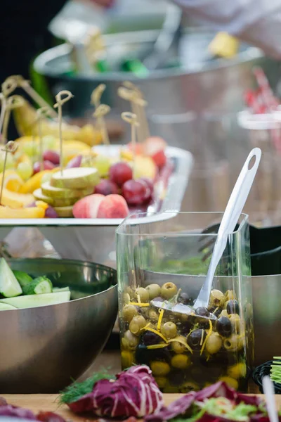 Aperitivos en picnic de mesa — Foto de Stock