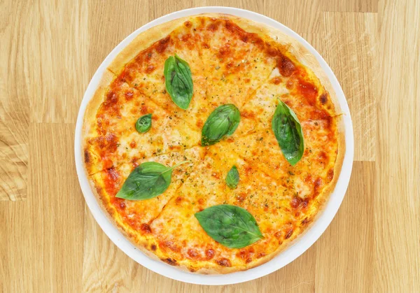 Pizza fresca italiana — Foto Stock