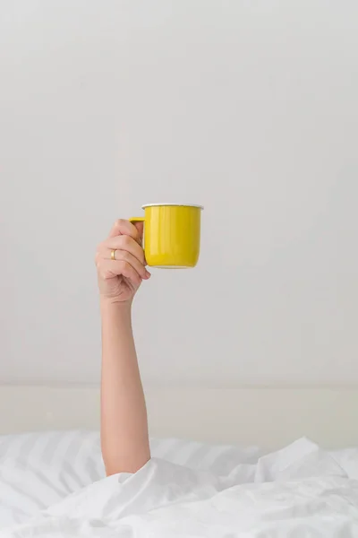 Жінка рука тримає чашку кави — стокове фото