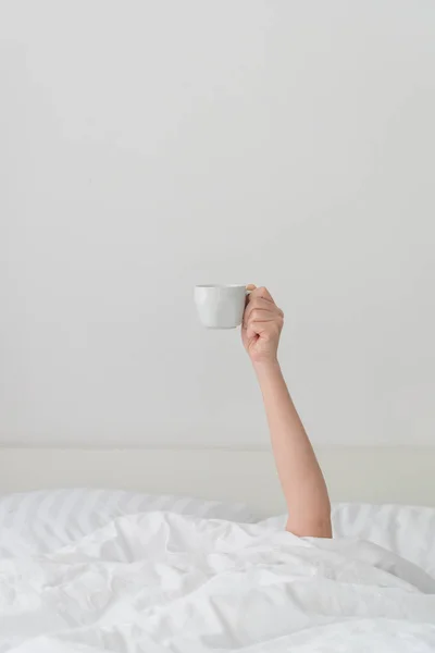 Femeie mână care ține o ceașcă de cafea — Fotografie, imagine de stoc