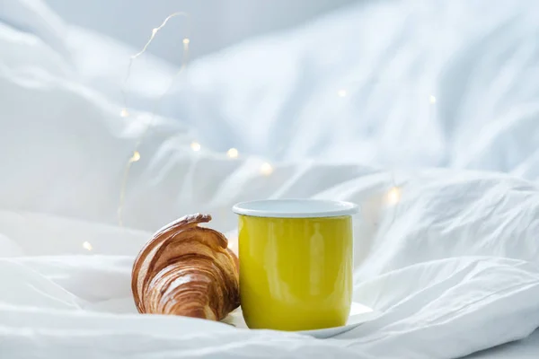 Xícara de café com croissant — Fotografia de Stock