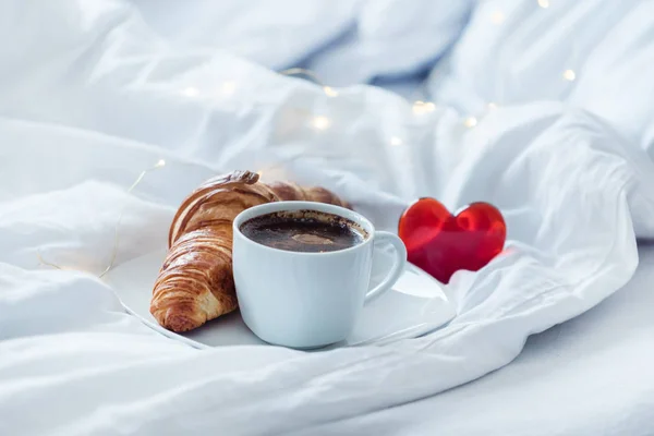 Tasse de café avec croissant — Photo