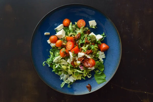 Свежий салат с сыром фета — стоковое фото