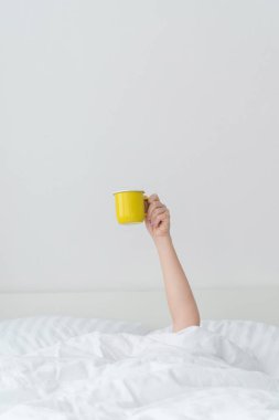 Bir fincan kahve tutan kadın. 