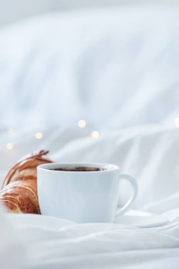 Bir fincan kruvasanla kahve.