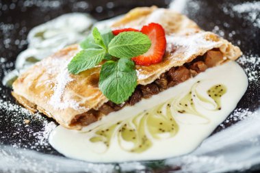 Apple ile tatlı meyveli turta