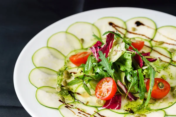 Delicious fresh salad — Stock Photo, Image