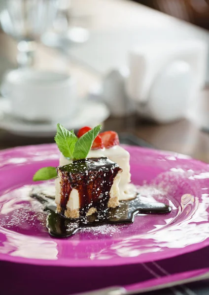 Läcker cheesecake med jordgubbar — Stockfoto